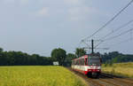 Am späten Nachmittag des 4.6.2018 konnte ich diese B-Wagen-Traktion der Duisburger Verkehrsgesellschaft, bestehend aus den Wagen 4709 und 4713 am Bahnübergang  Am Weißen Stein  aufnehmen.