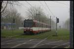 An einem Nebeligen Tag fhrt B80C 4717 mit B80C xxxx in die Haltestelle Freiligrathplatz in Dsseldorf