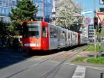 Stadtbahnlinie 18 nach Köln Klettenberg an der Haltetstelle Köln Neustadt-Süd Barbarossaplatz.(18.4.2015)  