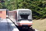 HAMBURG, 01.08.2022, U 1 nach Großhansdorf bei der Ausfahrt aus dem U-Bahnhof Berne (Linie U 1)