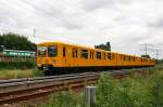 An diesem Sonntag lie die Arbeitsgemeinschaft Berliner U-Bahn ihren EIII-5 auf der gesamten U5 pendeln.
Hier bei der Vorbeifahrt am Tierpark.
(05.07.2009)