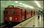 Wagen 563 und 588 als Sonderzug zum 80-jhrigem Geburtstag der Linie U8. Die Linie wurde ursprnglich 1907 als GN-Bahn (Gesundbrunnen-Neukllner Bahn) geplant. Erst 1927 gingen die ersten Zge zwischen Boddinstr und Schnleinstr auf die Strecke (jeweils Bauart C2, gesehen Berlin Friedrichstrae 18.04.2010)