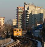 Historischer AI-Zug mit 4 Wagen vor den typischen Bauten des Kottbusser Tores, von den Berlinern liebevoll  Kotti  genannt.