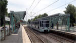 Die U35-Süd in Bochum - 

Ein Stadler Tango-Stadtbahnzug verlässt die Haltestelle Wasserstraße und quert die erste von drei Bahnübergängen der Strecke. 

23.08.2023 (M)

