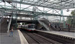 Die U35-Süd in Bochum - 

Die stark frequentierte Station Ruhr-Universität wurde besonders aufwändig gestaltet. Die Seitenbahnsteige wurden mit mehren schräg gestellten Glasdächern überdacht. 

22.08.2023 (M)

