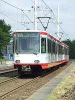 Eine U35 der Bogestra fhrt in Richtung Herne Schlo Strnkede die Unistrae hinab. (20.06.2008)