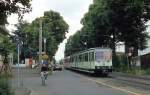 Im Sommer 1992 sind der Stadtbahnwagen 7574 und ein weiterer B100 als Linie 16 von Bonn-Bad Godesberg nach Köln-Mülheim auf dem damals noch oderirdischen Streckenabschnitt zwischen