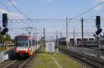 Die Ausfahrsignale im Bf Wesseling erinnern noch an die glorreichen zeiten der Rheinuferbahn als Hauptbahn. Heute wird sie als Stadtbahnlinie 16 von den Kölner verkehrsbetrieben und den Stadtwerken Bonn gemeinam betrieben. Im Bild vom 1.8.15: der Bonner Zug 8372 + 8471.