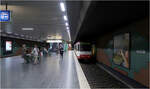 Entlang der U41 in Dortmund - 

Die U41 befährt heute sowohl den ersten Tunnelabschnitt, als auch den Streckenabschnitt der als erstes vom Straßenbahnvorlaufbetrieb auf Betrieb mit B-Wagen umgestellt wurde. 

Die erste Tunnelstrecke in Dortmund ging 1998 im Stadtteil Hörde in Betrieb, mit den zwei Station Dortmund Hörde und Clarenberg. Die Strecke wurde im Straßenbahnvorlaufbetrieb mit DUEWAG N8C-Wagen in Betrieb. Auch der Tunnel I in der Innenstadt wurde zuerst im Straßenbahnvorlauf betrieb. Die 110 m langen Bahnsteige ließen es zu, die Bahnsteige in Hoch- und Niedrigbahnsteige aufzuteilen. Ab 1987 wurden dann auf der Strecke Clarenberg - Fredenbaum (die heute Teil der U41 ist) B-Wagen eingesetzt und so gab es bis alle Außenstrecken auf B-Wagen-Betrieb umgebaut waren einen Mischbetrieb mit N- und B-Wagen.

Im Bild die Station Dortmund Hörde wo Übergang zur DB besteht.

21.08.2023 (M)