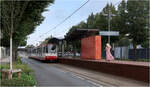 Entlang der U41 in Dortmund - 

Bis 1987 endete der Stadtbahnbetrieb in Richtung Norden an der Haltestelle Fredenbaum. Die weiterführende Strecke wurde mit N-Wagen betrieben, die südlich der Station mit den B-Wagen im Mischbetrieb durch den Tunnel I verkehrten. So nach und nach wurde der Stadtbahnbetrieb auf alle oberirdischen Anschlussstrecken des Tunnels ausgedehnt und der Mischbetrieb in der Innenstadt konnte aufgegeben werden. Bei der Stadtbahn-Rhein-Ruhr werden für den Betrieb mit B-Wagen umgebaute Straßenbahnstrecken Umrüstungsstrecken bzw. Strecken im Stadtbahn-Vorlaufbetrieb genannt. 

1999 wurde der Stadtbahnbetrieb auf umgebauter Straßenbahnstrecke von Fredenbaum nach Norden bis Brechten verlängert. Im Bild die Haltestelle Güterstraße mit Mittelhochbahnsteig. Die Stadtbahngleise sind lediglich abmarkiert.

21.08.2023 (M)

