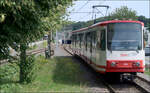 Die Dortmunder U47 im Westfalendamm - 

Östlich der Haltestelle Hauptfriedhof verlässt die Stadtbahntrasse den Mittelstreifen des Westfalendamm und biegt nach Süden ab. Seit 2016 ein kurzer Tunnel in Betrieb ging, können die Stadtbahnzüge die stadtauswärts führende Fahrbahnen der Schnellstraße niveaufrei kreuzen. Die weitere verläuft dann in Richtung Süden auf teilweise eingleisiger Führung nach Aplerbek.

21.08.2023 (M)