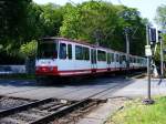 Eine Doppeltraktion aus Stadtbahnwagen B der zweiten Generation befhrt den Bahnbergang an der Schlo-Westhusener-Strae in Dortmund-Westerfilde als Zug der Linie U47 nach Aplerbeck am 09.