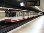 Ein dreiteiliger Stadtbahnwagen B der zweiten Generation im Bahnhof Westfalenpark in Dortmund als Zug der Linie U49 nach Hacheney am 19.