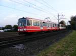 Eine Doppeltraktion aus Dortmunder Stadtbahnwagen B der zweiten Generation vor der nordstlichen Endhaltestelle der Linie U42 in Grevel am 14.