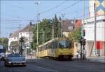 Entlang der Essener U17 - 

Hier fährt eine Bahn der U17 in Fahrtrichtung Margarethenhöhe in die Haltestelle Holsterhauser Platz ein. Dort kann in die rechtwinklig kreuzende Straßenbahnlinie 101/106 umgestiegen werden. Für die meterspurige Tram gibt es dort auch eine Wendeschleife, wobei im Bereich der U17-Haltestelle ein kurzes viergleisiges Streckenstück gibt, da die Schleife dort über da U17-Gleis geführt wird.

23.08.2023 (M)

