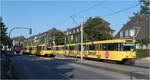Entlang der Essener U17 -     An der Haltestelle Laubenweg begegnen sich zwei Stadtbahnzüge.