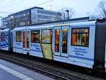 VGF Bombardier U5-50 Wagen 879 mit Possmann Apfelwein Vollwerbung am 21.12.17 in Frankfurt Industriehof