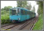 Eine der nderungen im Fahrplan des Rhein-Main-Verkehrsverbunds zum sogenannten kleinen Fahrplanwechsel am 15.06.2008 war die probeweise Verlngerung der Linie U4 von der bisherigen Endstation Seckbacher Landstrae zur Schfflestrae, wo sie Anschluss an die U7 nach Enkheim beziehungsweise Hausen hat. Seit 15.06. fhrt jeder zweite Zug der U4 ber den eigentlich als reine Betriebsstrecke geplanten Anschluss zum Betriebshof Ost, auf dem die Zge bisher nur bei Betriebsschluss in den Betriebshof fuhren, zur neuen Endstation Schfflestrae. Das ist ein Novum, dass mit Fahrgsten besetzte Zge durch den Betriebshof fahren. Ein halbes Jahr lang soll die Fahrgastresonanz auf die Verlngerung getestet werden, danach soll entschieden werden, ob die Verlngerung auf Dauer bleibt. Diese Aufnahme vom 15.06.2008 zeigt den 5. Zug der U4 zur Bockenheimer Warte mit den U3-Triebwagen 451, 463 und 459 bei Ausfahrt aus der Wendeanlage stlich der Station Schfflestrae.