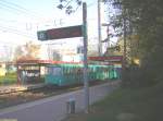 Die Station Heddernheimer Landstrae an der Linie U1 vom Sdbahnhof nach Ginnheim befindet sich im Modernisierungsprogramm der Verkehrsgesellschaft Frankfurt (VGF) fr das Jahr 2006, das hat sie aber auch bitter ntig, wie der Zustand der Wartehalle zeigt. Immerhin gibt es hier schon die dynamische Fahrgastinformation, unter der auf dem Bahnsteig nach Ginnheim stehenden fuhr am 22.04.2006 der 2. Zug der U1 zum Sdbahnhof mit den U2h-Triebwagen 321, 313 und 403 ein.