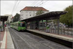 Durch die Podbielskistraße in Hannover -

Als erste Streckenstation der A-Nord-Strecke der Stadtbahn Hannover erhielt im Jahre 1992 die Haltestelle 'Vier Grenzen' Hochbahnsteige mit vorbildlichem direktem Übergang von den Bussen am Stadteinwärts-Bahnsteig. Inzwischen sind alle Stationen in der Pobielskistraße auf Hochbahnsteige umgerüstet.

02.11.2006 (M)