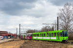 Noch fahren auf der Linie 9 ausschließlich die Wagen des Typs TW6000, allerdings geht auch an dieser Linie der barrierefreie Ausbau nicht vorüber. An der Haltestelle Kurze-Kamp-Straße entsteht zusammen mit einem Neubaugebiet auch ein neuer Hochbahnsteig, für diesen wird die Streckenführung leicht begradigt, der neue Verlauf ist links schon klar zu erkennen.

Noch auf alten Gleisen fahren hier am 17.03.2021 die beiden Wagen 6235 und 6255 der Haltestelle auf der Fahrt nach Empelde entgegen.