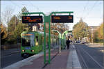 Tiergarten - 

Der Mittelhochbahnsteig an der Haltestelle Tiergarten an der Linie 5 nach Anderten, war der erste Hochbahnsteig der Stadtbahn Hannover, der an einer Strecke ohne eigenen Bahnkörper, also mitten in der Straße gebaut wurde. 

03.11.2006 (M)