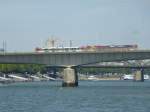 Am 02.08.2015 fährt hier gerade eine Stadtbahn über die Deutzer Brücke in Richtung Innenstadt.