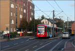 Straßenbündig durch Köln-Neuehrenfeld    In Fahrtrichtung Heumarkt verlässt ein K5000-Stadtbahnzug die ebenfalls 2010 auf Hochbahnsteig umgerüstete Haltestelle