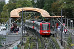 Ein Hufeisen über der Stadtbahn -    Haltestelle Zoo/Flora an einer oberirdischen U-Bahnstrecke in Köln.
