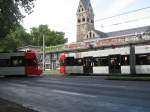 Diese Situation sieht man selten; rechts fhrt eine Linie 1 vom  Neumarkt  stadtauswrts.