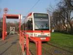 TW 4033 stand am 13.3.07 unterwegs als Linie 1 Fahrtrichtung  Junkersdorf  in der Haltestelle  Brck, Mauspfad .