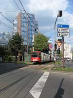 Am 6.5.13 konnte TW 2330 unterwegs mit TW 22xx als Linie 16 Richtung Bonn-Bad Godesberg kurz vor der Haltestelle Barbarossaplatz fotografiert werden.