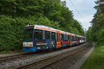 Die Stadtbahnwagen vom Typ M wurden fr Bielefeld weiterentwickelt. Am 16.05.2022 war M8D 589 mit einem Mittelwagen vom Typ MB4 und einem weiteren M8D auf Linie 1 von Sieker nach Schildesche unterwegs. und hat gerade die Endhaltestelle Senne verlassen.