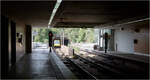 Tunnel - Brücke - Tunnel... - 

Die von Essen kommende Stadtbahnlinie U18 wurde in Mülheim an der Ruhr 1979 von Heißen Kirchen bis zum Mülheimer Hauptbahnhof um fünf Stationen verlängert. Zwischen den U-Stationen Christianstraße und Von-Bock-Straße gibt es im hügeligen Gelände drei kurze oberirdische Streckenabschnitte jeweils mit Brückenbauwerken. Die U-Haltestelle Gracht befindet sich unter einem Hügel zwischen zwei Brückenabschnitten und wird für einen U-Bahnhof ungewöhnlich von unten her erschlossen. Man muss also zur Tunnelstation hinaufgehen.

Hier ein EX-DLR-Stadtbahnzug aus Richtung Mülheim-Hauptbahnhof über eine der Brücken und wird gleich in die Station Gracht einfahren.

23.08.2023 (M)