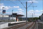 Am Ende einer Steigungsstrecke -

Der Bahnsteig für die Fahrtrichtung West der neuen Haltestelle Rosensteinpark in Stuttgart. Der Zug der Linie U13 hat gleich die Steigung aus dem Neckartal überwunden und erreicht die Haltestelle.

13.09.2019 (M)