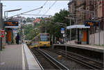 Bopser-Varianten -

Die Stuttgarter Stadtbahnhaltestelle befindet sich in einer waagrechten Tunnelrampe. Sowohl die oberirdische Trasse als auch der Tunnel auf der anderen Seite hat Steigungen von bis zu 7 %. Es ist die einzige Haltestelle im Stadtbahnnetz, die nicht barrierefrei ausgebaut ist. Grund dafür ist die beengte Lage zwischen den Fahrspuren der der Bundesstraße 27 und auch die anschließenden Steilstrecken. Rampen zum Hochbahnsteig auf der im Bild sichtbaren Seite sind aufgrund der direkt anschließenden Steigung nicht möglich. Auf der anderen Seite führen Treppen an die Oberfläche. Dies könnten durch Aufzüge ersetzt werden. Unter der Haltestelle ist ein Weiterbau des Tunnels schon vorbereitet, der Tunnelboden und die Tunnelwände wurde schon erstellt.

Oben rechts neben dem linken Zugzielanzieger sind Oberleitungsmasten der am dortigen Hang verkehrenden U15 erkennbar.

27.09.2019 (M)