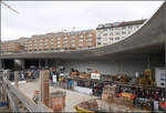 Zukünftig im Tageslicht -

... liegt die neue Stadtbahnhaltestelle Staatsgalerie. Der bisherige U-Bahnhof liegt den Tunnels des neuen Stuttgarter Hauptbahnhof im Weg und so musste diese Station in höherer Lage neugebaut werden. Dabei wurde die Chance genutzt, die Station weitgehend nach oben offen zu bauen. Sie wird wiederum dreigleisig mit einem kreuzungsfreien Abzweig unter die Schillerstraße.

Tage der offenen Baustelle.

05.01.2020 (M)