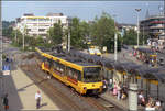 Als die Stuttgarter Stadtbahn noch jung war -

Blick vom Fußgängersteg auf die Haltestelle Wilhelmsplatz  in Bad Cannstatt mit einem Zug der Linie 1 nach Fellbach.
Geradeaus führten die Meterspurgleise weiter zur Oberen Ziegelei für die Straßenbahnen der Linie 2, die nach dem Fußgängerüberweg die Gleise des 13ers kreuzen. 
Die Umstellung der Linie 2 auf Stadtbahnbetrieb mit der Verlängerung in die Trabantenstadt Neugereut war ein derartiger Erfolg, dass die Linie U2 allein nicht mehr ausreicht (ein Umbau wäre Doppeltraktion sehr aufwändig) und so wurde eine neue Linie U19 eingerichtet, die vom 'Neckarpark (Stadion)' nach Neugereut führt und diesen U2-Streckenast entlastet. Damit hat auch die ursprünglich nur von Sonderverkehren zum Wasen und Stadion regulären Linienverkehr. Hier ist eine Verlängerung zum Mercedes-Benz Museum vorgesehen.

Scan vom Farbnegativ, Ende der 1980iger Jahre