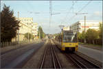 Als die Stuttgarter Stadtbahn noch jung war -    Blick aus der hinteren Plattform eines GT 4-Straßenbahnzuges der Linie 13 auf die Bahnkörperstrecke mit Dreischienengleis in der Hedelfinger