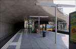 Abgerundeter Sichtbeton -     Ein weiterer Blick in die Stadtbahnstation 'Staatsgalerie.' Über die Rolltreppe reflektiert sich das Sonnenlicht bis auf den Stadtbahnzug.