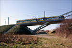 Die Bögen - 

... der Stadtbahnbrücke über die Autobahn stemmen sich gegen ihr Widerlager am unteren Ende des Bahndammes. Neubaustrecke der Stuttgarter U6 zum Flughafen und zur Messe.

27.02.2022 (M)