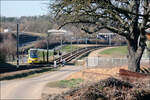 Überlandstadtbahnstrecke in widersprüchlicher Landschaft -     Stadtbahneubaustrecke der U6 zwischen Stuttgart-Fasanenhof und Flughafen.