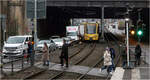 Durch die Bahnunterführung -     Ein Stadtbahnzug der Linie U3 fährt langsam auf die noch durch einen anderen Zug belegte Haltestelle 'Bad Cannstatt Wilhelmsplatz' zu.