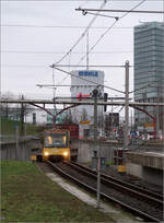 Mit Innenbeleuchtung -

... des Stadtbahnwagens. Mit diesem Effekt hatte ich nicht gerechnet: Durch das trübe Wetter schaltet sich nach Ausfahrt aus dem Tunnel die Innenbeleuchtung der Stadtbahn nicht ab und diese ist aufgrund der Schräglage der Bahn deutlich in der Frontscheibe zu erkennen, was dem Bild seine Sonderstellung gibt. Manchmal lohnt es sich auch bei nicht so guten Lichtverhältnissen nach der Kamera zu greifen.

Eine Bahn der Linie U13 kommt an der Haltestelle Löwentor aus dem kurzen Tunnelabschnitt nach der Haltestelle Pragsattel. Im Hintergrund der Hochbunker am Pragsattel und rechts der neue Porschetower.

10.02.2024 (M)