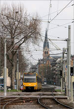 Ein Zug der Linie U13 - 

... wartet signalbedingt am Bad Cannstatter Wilhelmsplatz auf die Weiterfahrt. Gelegenheit für mich zwei Aufnahmen zu machen. Version 1 zeigt die Bahn in ihrem städtischen Umfeld mit dem Kirchturm im Hintergrund. Allerdings wird das Bild auch von den massiven Fahrleitungsanlagen geprägt. 

03.04.2009 (M) 