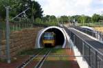 Unter dem Friedhof -    Tunnel unter dem Hauptfriedhof: Die Strecke fällt bis zur Tunnelmitte mit etwa 4% ab um dann bis zur Station Steinhaldenfeld um fast 7% anzusteigen.