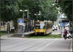 . Abgesenkt - 

Städtebaulich schwierig unterzubringen waren die Hochbahnsteige an der Haltestelle Daimlerplatz der Linie U2 in Stuttgart-Bad Cannstatt. Um die für die Bahnsteige nicht zu hoch über den Platz aufragen zu lassen, wurden zusätzlich die Gleise etwas abgesenkt. Die Bahnsteige selbst wurden in das Oval des Platzes geschickt integriert. 

08.06.2011 (M)