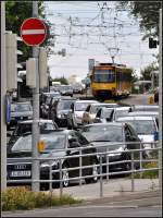 . Der Blechlawine entgegen - 

Auto- und Stadtbahnverkehr in Stuttgart-Zuffenhausen. 

30.06.2011 (J)