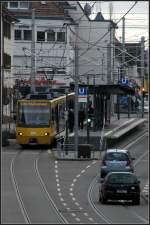 . In die Straße gesetzt - 

Der Mittelbahnsteig der Haltestelle  Korntaler Straße  wurde in der Mitte der Freihofstraße errichtet. Die Stuttgarter Stadtbahn braucht aufwändige Oberleitungsanlagen, die dann schon das Straßenbild prägen. 

11.12.2011 (J)