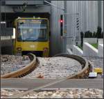 . ... und verschwindet im Untergrund - 

Ein Zug der Linie U15 hat seinen Fahrgastwechel an der Station  Salzwiesenstraße  beendet und fährt nun in den Tunnel ein. Hier geht es mit etwa 7 % abwärts, da für einen möglichen, querenden Straßentunnel genügend Tiefe erreicht werden muss. 

11.12.2011 (J)